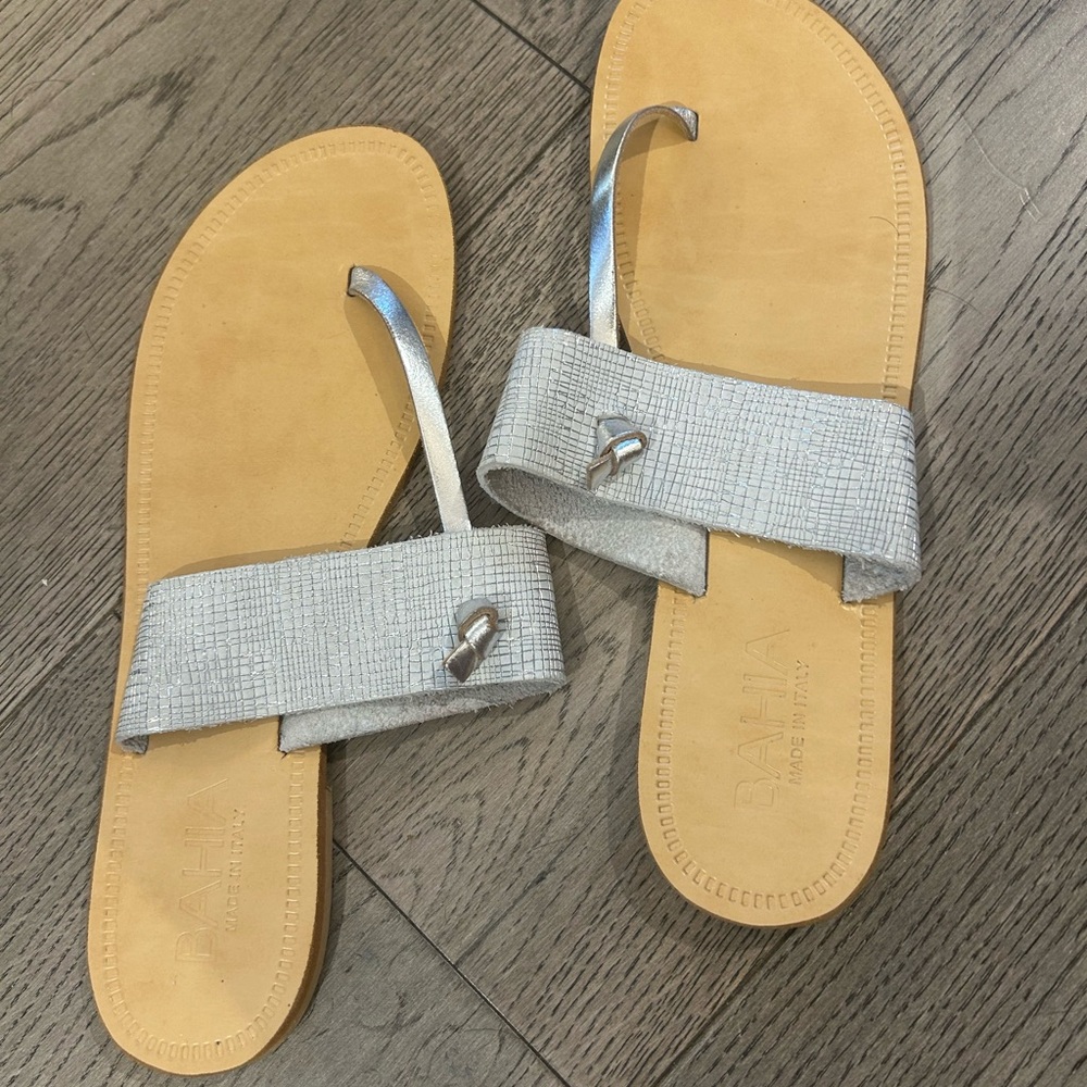 Bahia leather T strap metallic sandals